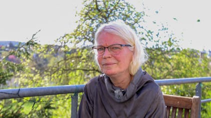 Melanie F. am 06.04.2024 auf der Terrasse bei ihrem Rechtsanwalt in Wachtberg Villiprott.&nbsp;