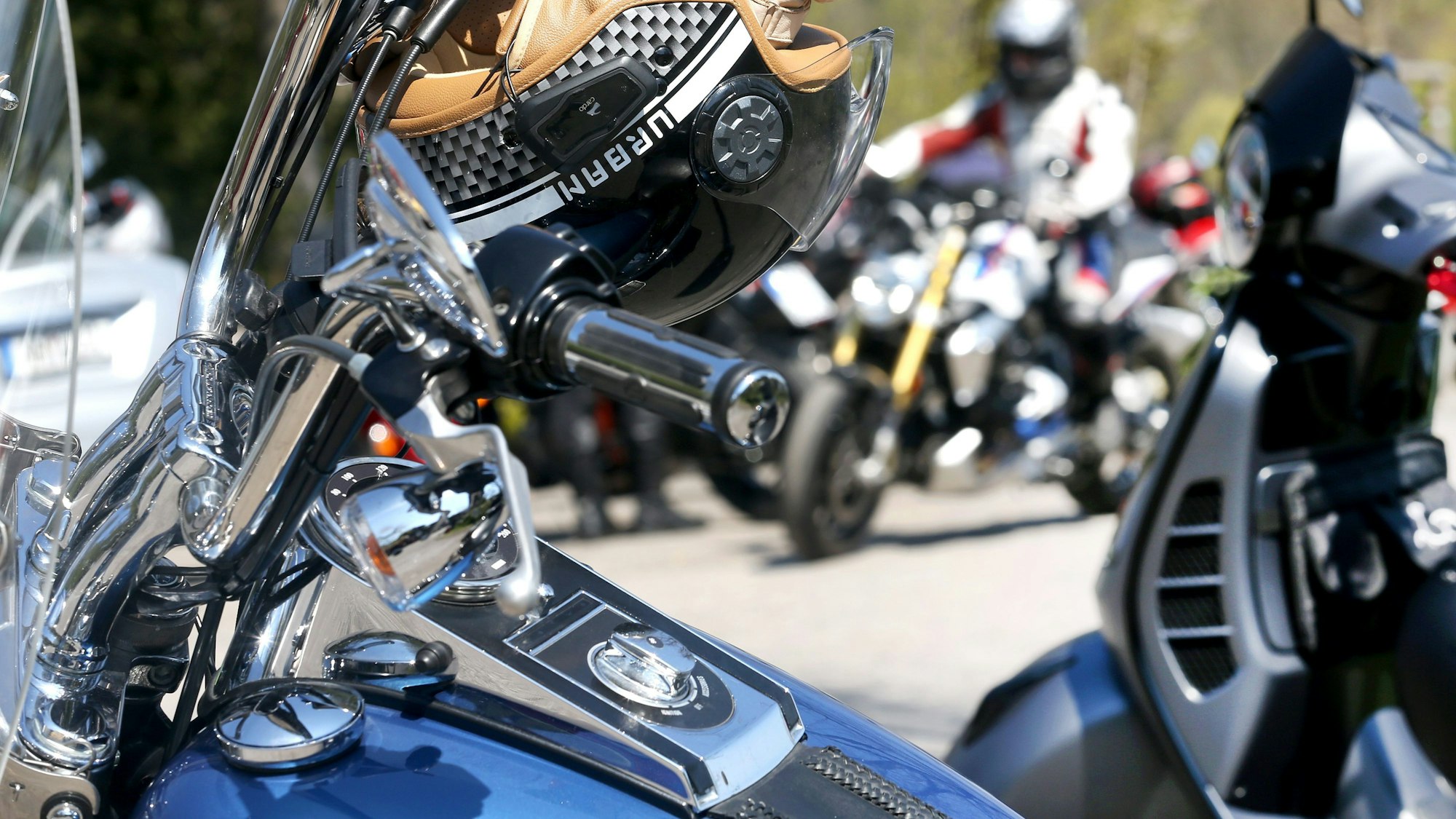 Motorradfahrer treffen sich an einem Motorradtreffpunkt am Baldeneysee.