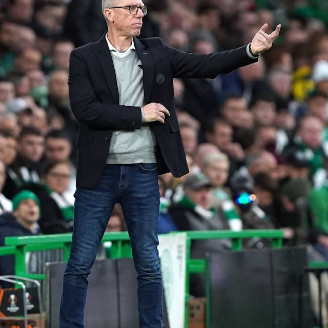 Peter Stöger, Trainer von Ferencvaros Budapest, gibt im Oktober 2021 am Spielfeldrand Anweisungen.