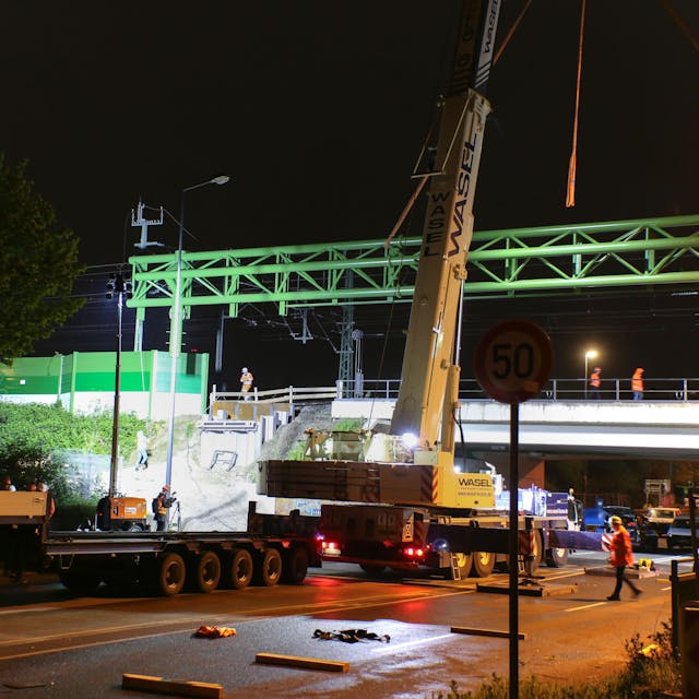 Nächtlicher Einbau in der Sonntagnacht: Die alte Brücke über dem Willy-Brandt-Ring bekommt eine Lärmschutzwand