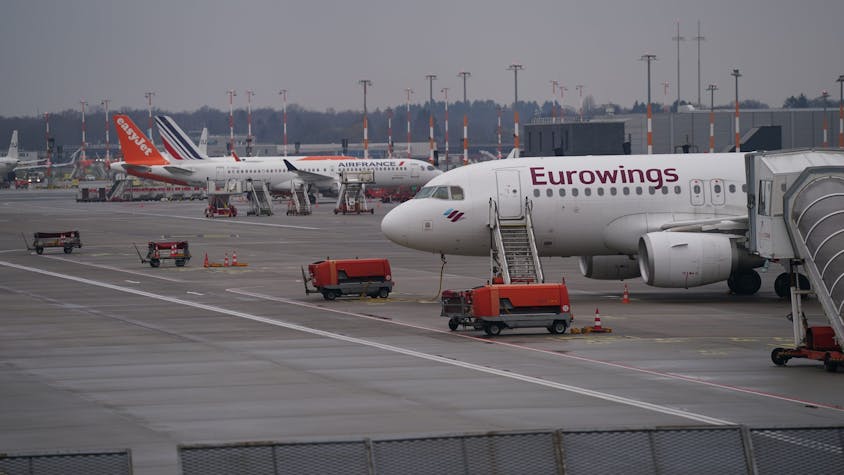 Flugzeuge stehen auf dem Vorfeld an den Gates am Flughafen Hamburg Airport. (Symbolbild)