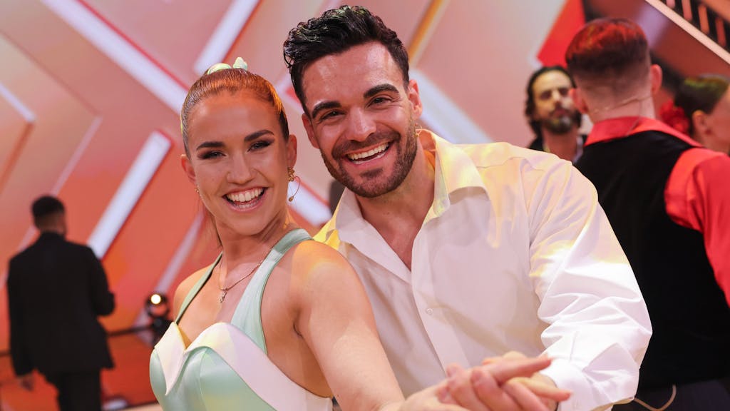 Stefano Zarrella, Food-Creator, und Mariia Maksina, Profitänzerin, stehen in der Kennenlernshow der RTL-Tanzshow „Let's Dance“ zum Auftakt der neuen Staffel auf dem Parkett im Coloneum, hier im Februar 2024.