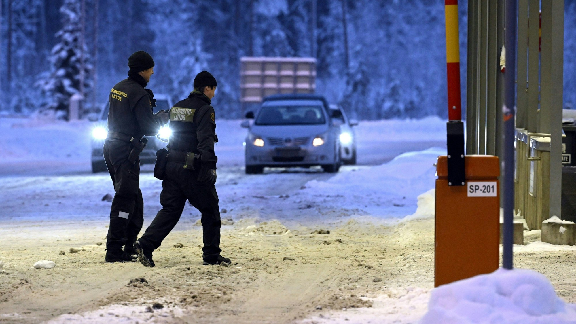 Virolahti: Finnische Grenzschutzbeamte gehen am Grenzübergang Vaalimaa zwischen Finnland und Russland entlang.