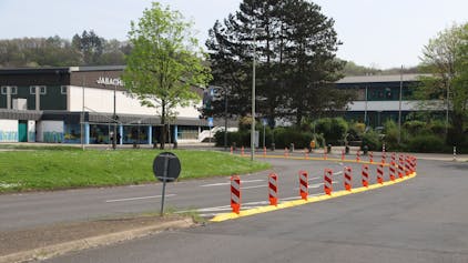 Durch Leitschwellen und Signalbaken werden Wendemanöver in der Zufahrt zum Schulzentrum Lohmar künftig verhindert.