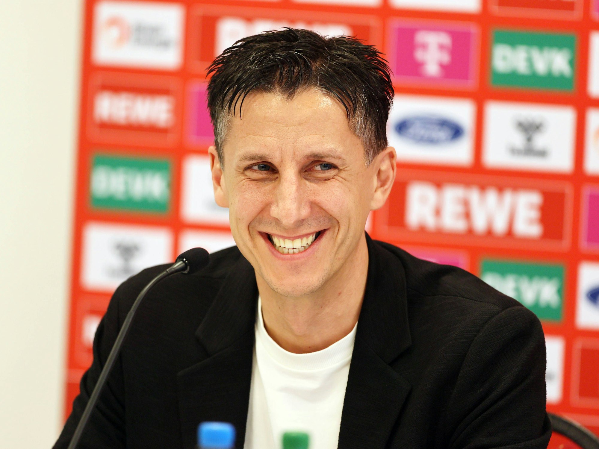Christian Keller bei einer Pressekonferenz vom 1. FC Köln.