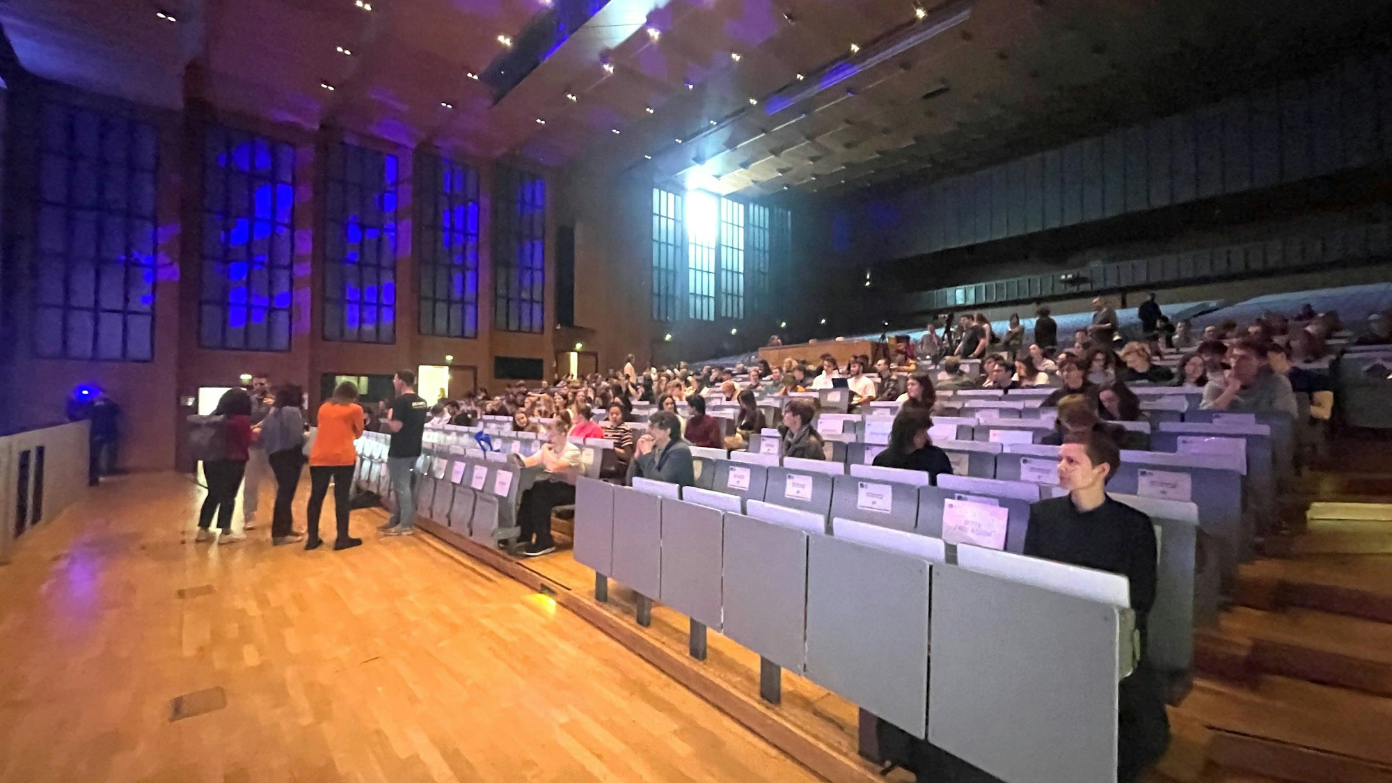 Studenten sitzen im Hörsaal der Universität zu Köln