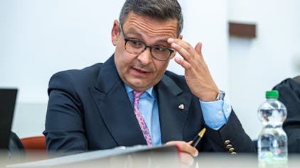 08.04.2024, Bayern, Deggendorf: Der österreichische Politiker Gerald Grosz sitzt im Verhandlungssaal des Amtsgerichts.