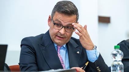 08.04.2024, Bayern, Deggendorf: Der österreichische Politiker Gerald Grosz sitzt im Verhandlungssaal des Amtsgerichts.