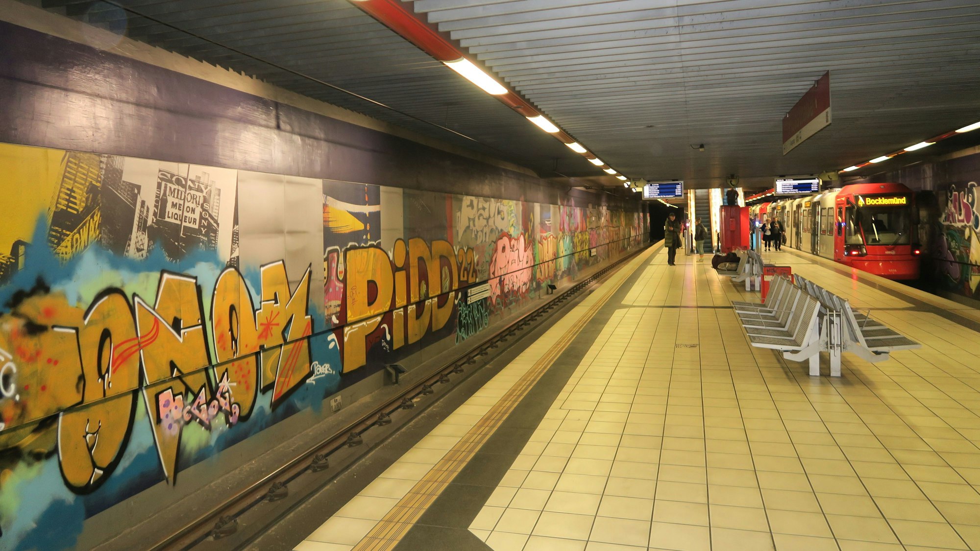 Bilder aus der U-Bahn-Haltestelle Piusstraße