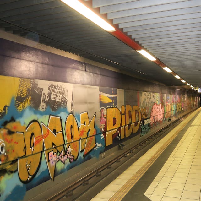 Bilder aus der U-Bahn-Haltestelle Piusstraße