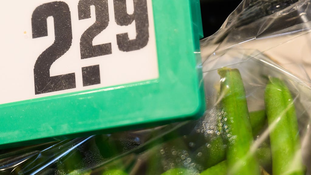 Ein Preisschild weist in einem Supermarkt einen Preis von 2,29 Euro aus, hier im August 2023 in Hannover.
