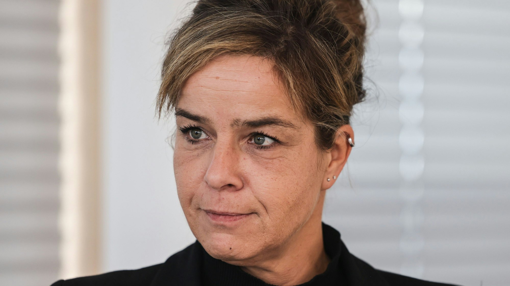 Mona Neubaur (Bündnis 90/Die Grünen), Ministerin für Wirtschaft, Industrie, Klimaschutz, ist im Porträt zu sehen.
