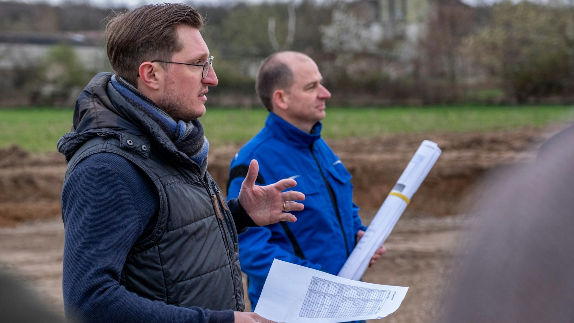 Der städtische Projektleiter Christoph Breuer (l.) und sein Kollege Andreas Kurth erläutern an der Baustelle die Baupläne.