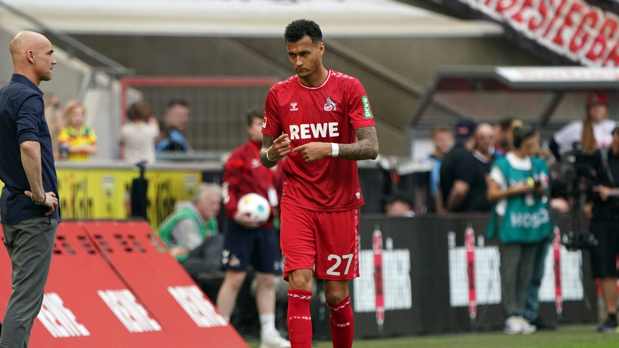 Davie Selke verlässt beim Spiel gegen den VfL Bochum das Spielfeld.