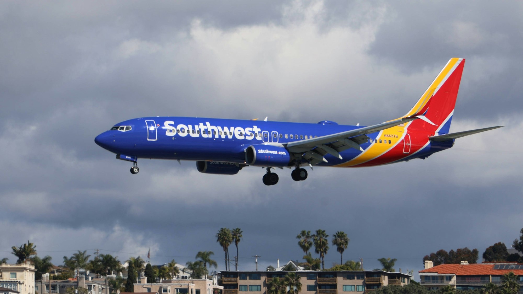 Eine Boeing 737-800 von Southwest Airlines setzt zur Landung an.