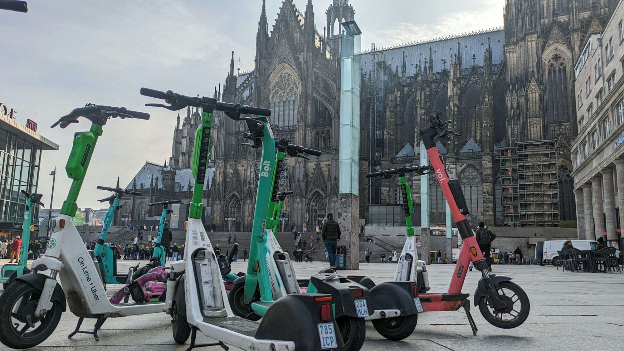 Viele Nutzer stellen die E-Scooter am Kölner Hauptbahnhof völlig chaotisch ab.