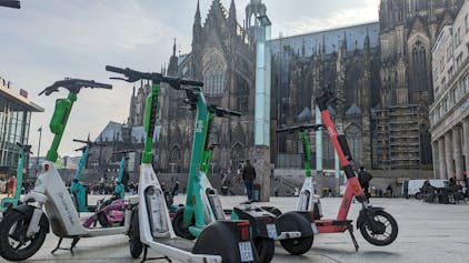 Viele Nutzer stellen die E-Scooter am Kölner Hauptbahnhof völlig chaotisch ab.