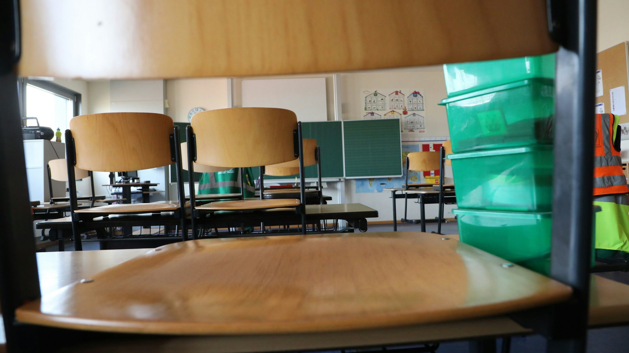 In einer Grundschule in Gera stehen die Stühle auf den Schultischen, der Klassenraum ist leer.