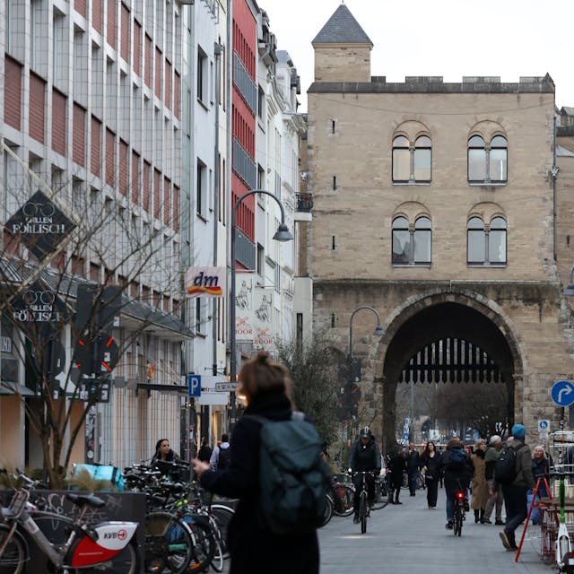 Die Einkaufsstraße Eigelstein an der Kölner Eigelsteintorburg. Foto von Martina Goyert



