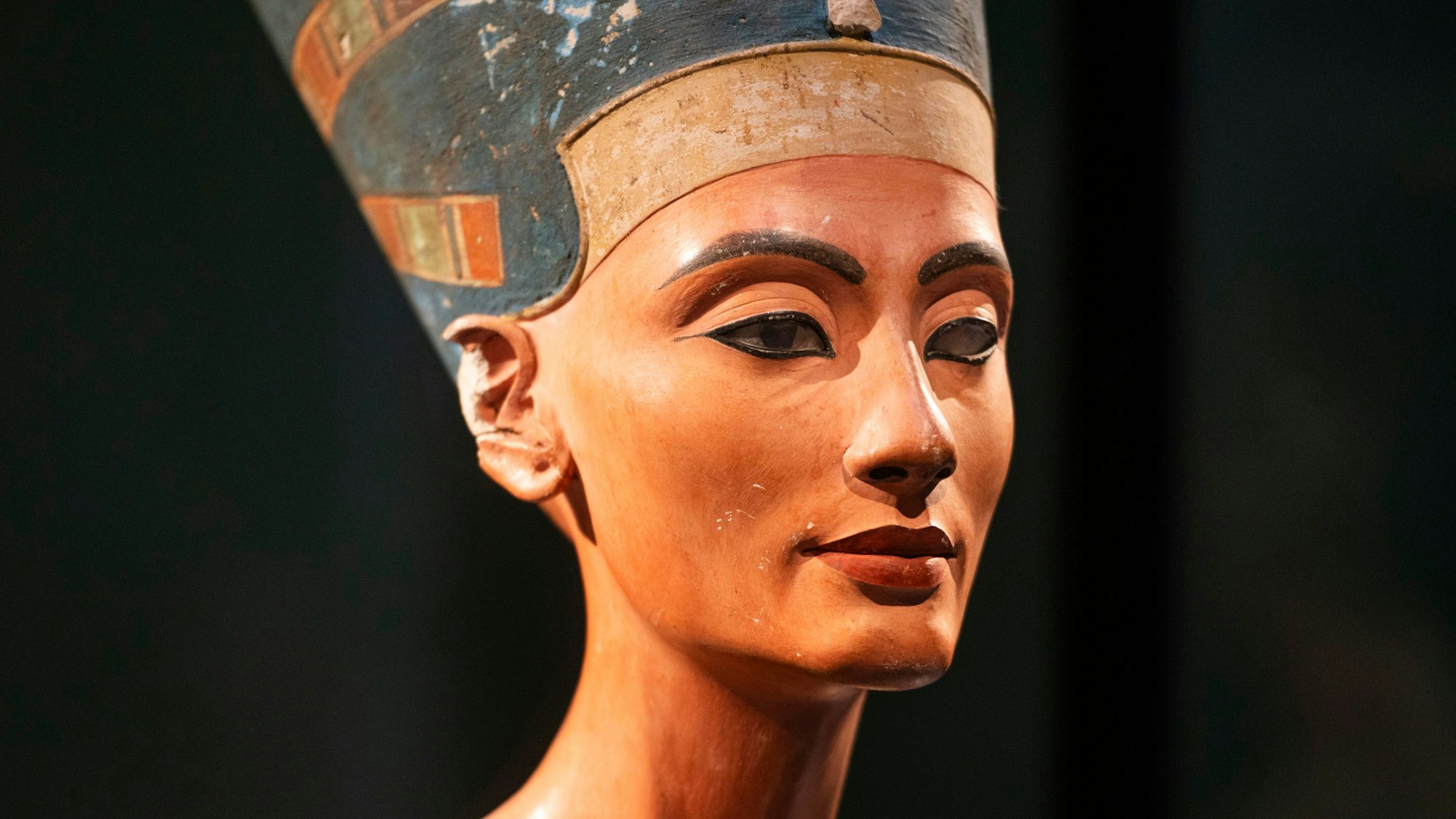 Die Büste der Königin Nofretete (um 1340 v.Chr) steht im Neuen Museum.