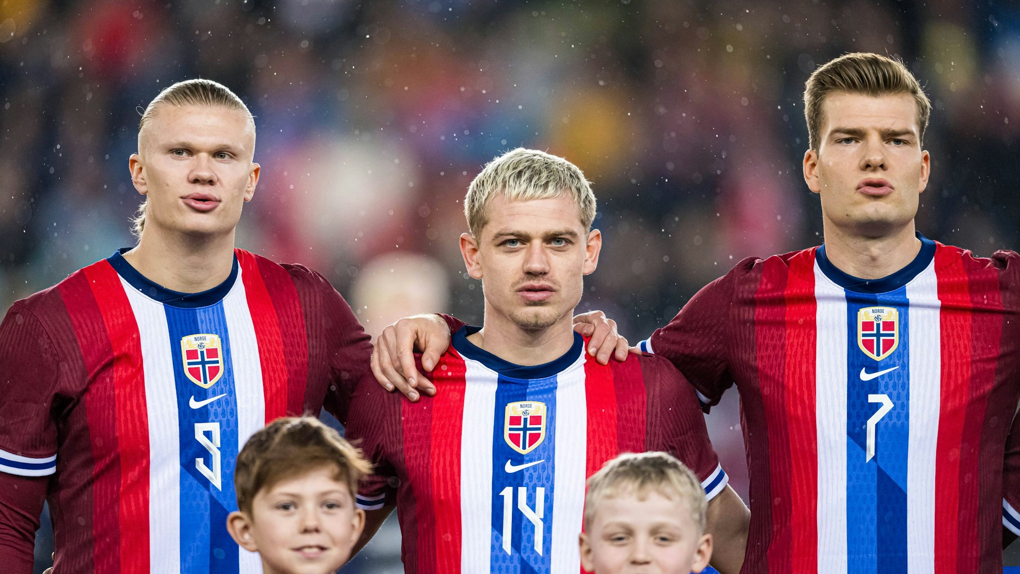 Alexander Sörloth (links) neben Julian Ryerson (Mitte) und Erling Haaland (rechts) während der Nationalhymne beim Länderspiel für Norwegen am 26.03.2024.