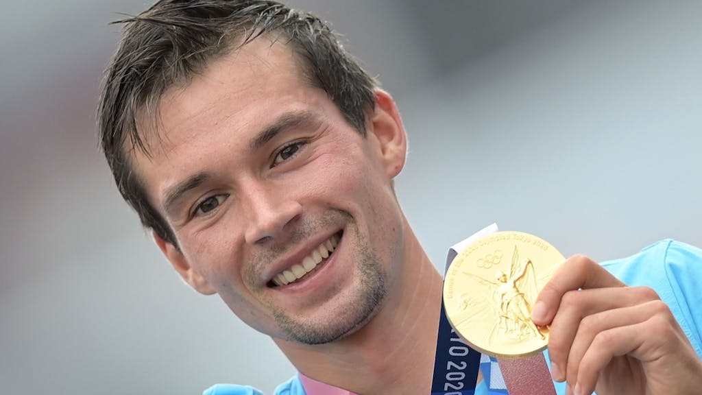 Primoz Roglic strahlt nach seinem Olympiasieg in Tokio mit seiner Goldmedaille um die Wette.