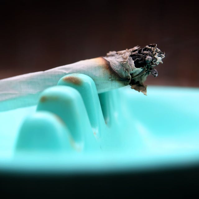 Ein Joint klemmt in einem Aschenbecher.