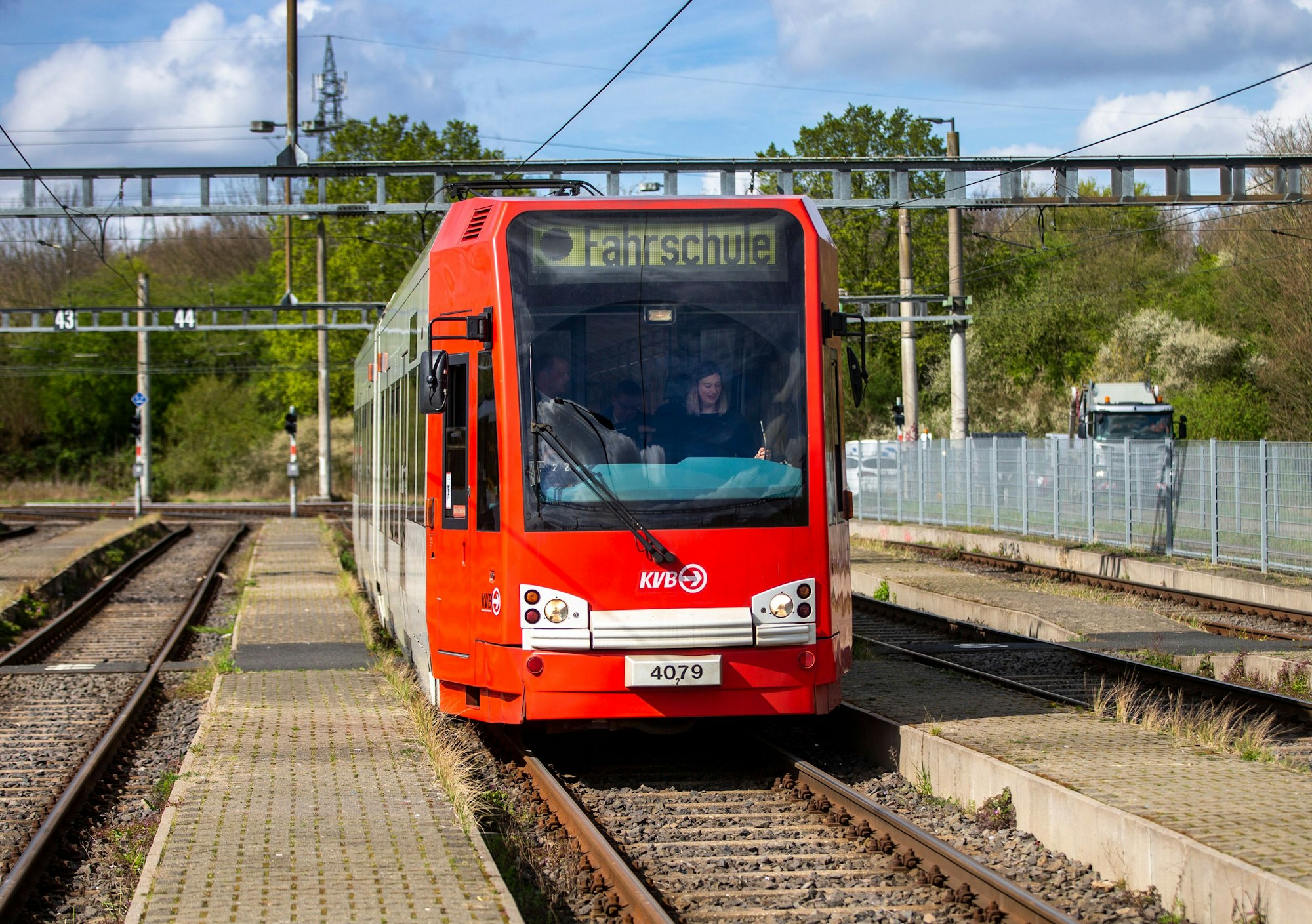 Kaja Hempel ist als Stadtbahnfahrerin unterwegs.