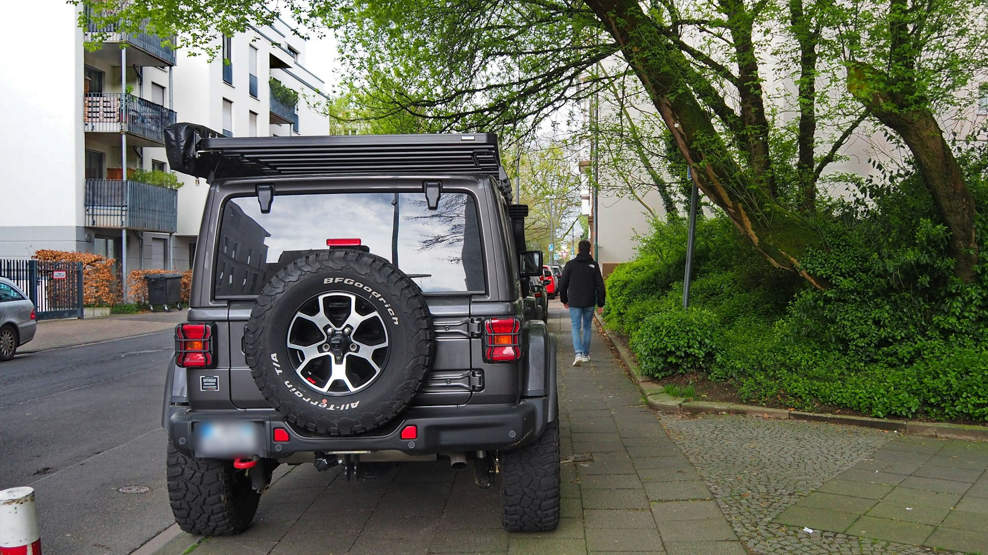 Ein SUV parkt auf dem Gehweg auf der Alteburger Straße zwischen Klerschweg und Bayenthal, daneben passen kaum zwei Fußgänger nebeneinander. Foto von Stephanie Broch