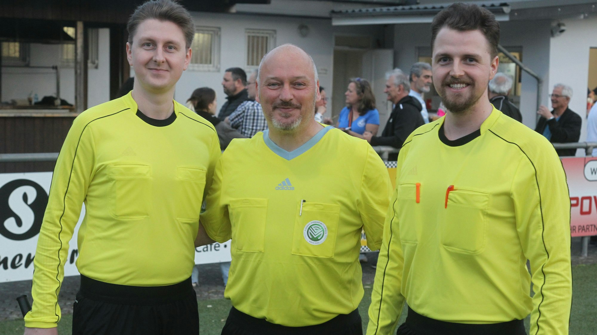 Das Schiedsrichter-Gespann mit Daniel Heinze (Mitte) und den Assistenten Julian (links) und Oliver Kindsvater.