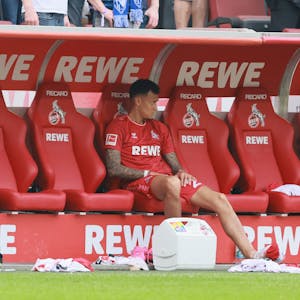 Frustriert auf der Auswechselbank: Davie Selke nach seinem verletzungsbedingten Aus am Samstag gegen den VfL Bochum.