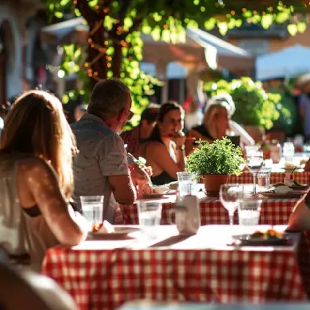 Italienisches Restaurant mit Plätzen auf der Terrasse