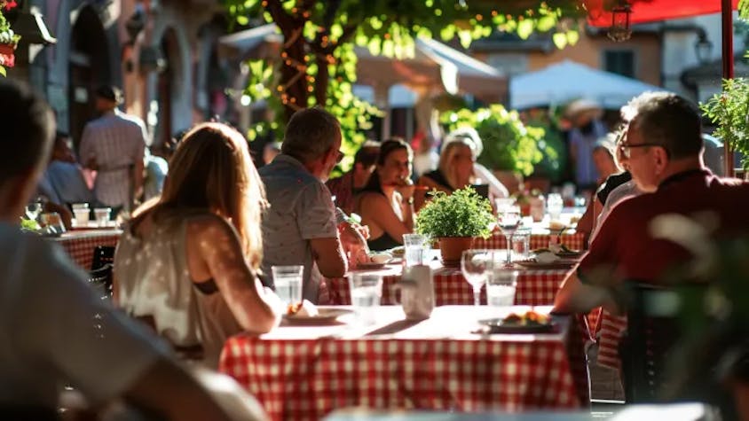 Italienisches Restaurant mit Plätzen auf der Terrasse