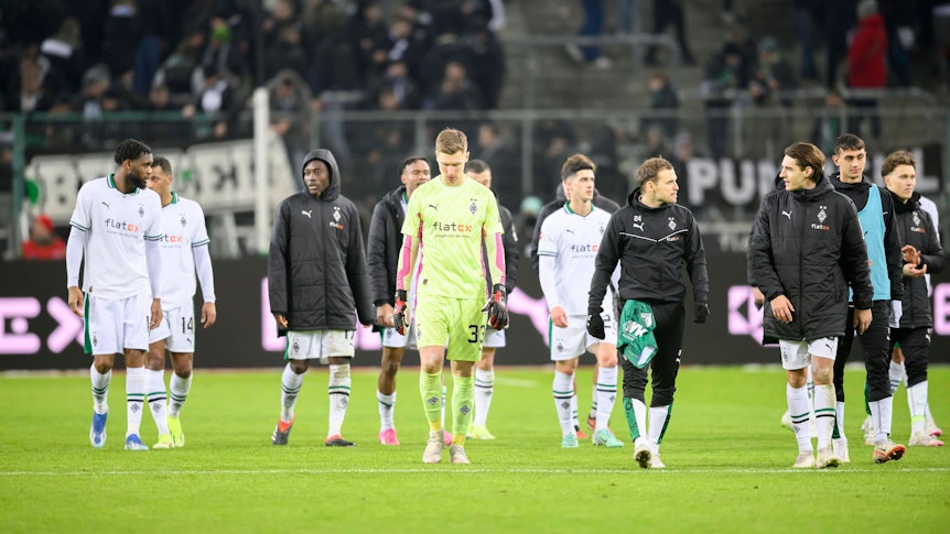 Spieler von Borussia Mönchengladbach verlassen enttäuscht den Platz.
