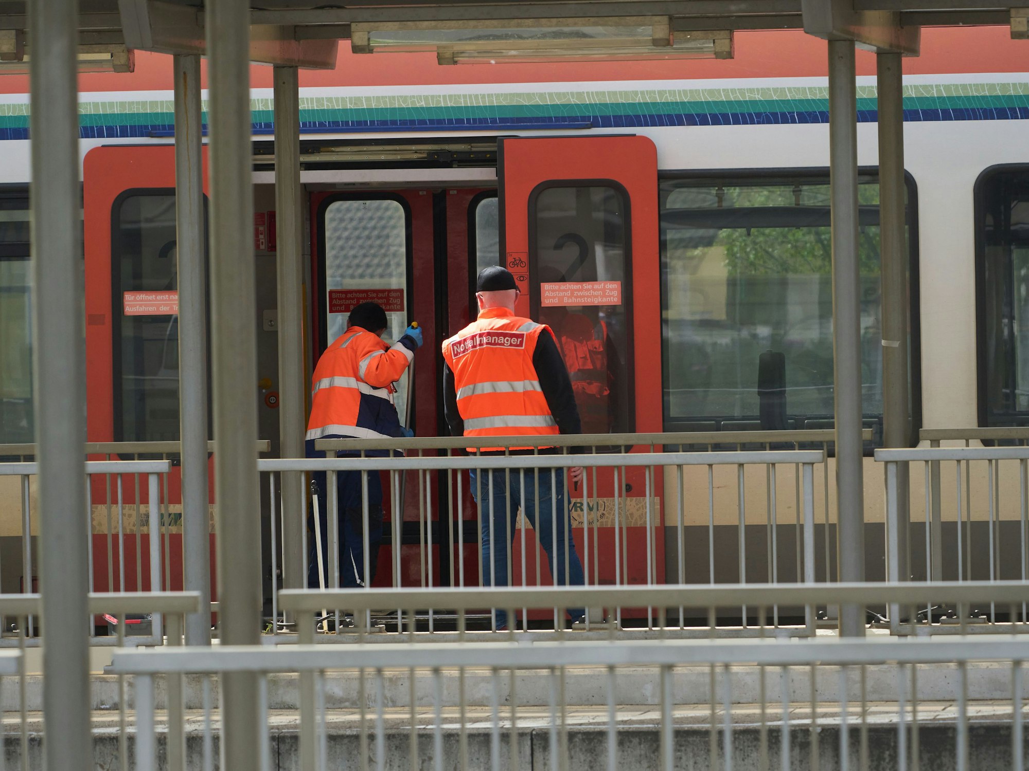 Ein Bahnbediensteter säubert am Bahnhof in Niederlahnstein einen Zug. Daneben steht ein Notfallmanager. In der Regionalbahn hat es einen Messerangriff auf einen Fahrgast gegeben, der schwer verletzt wurde.