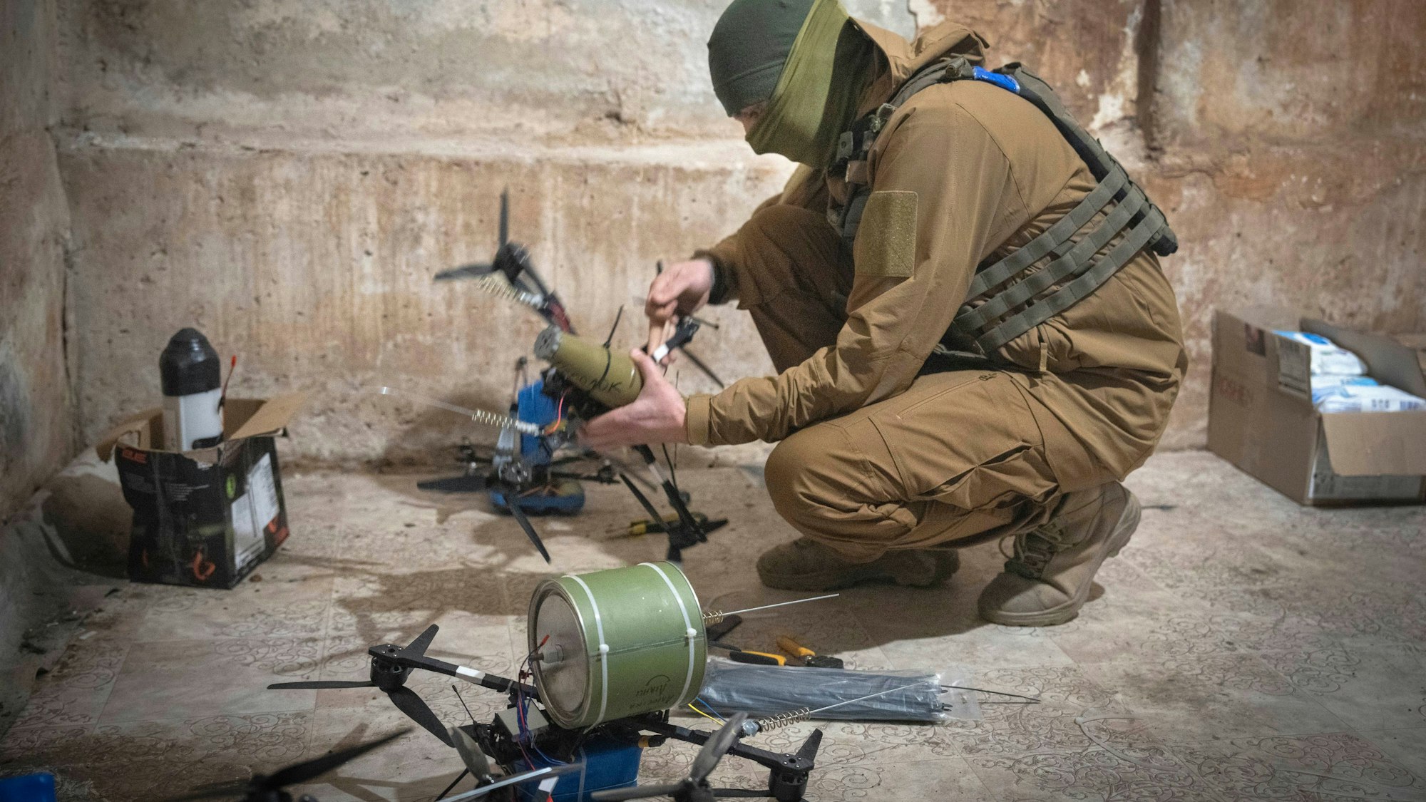 Zu sehen ist ein ukrainischer Soldat, der an Drohnen arbeitet.