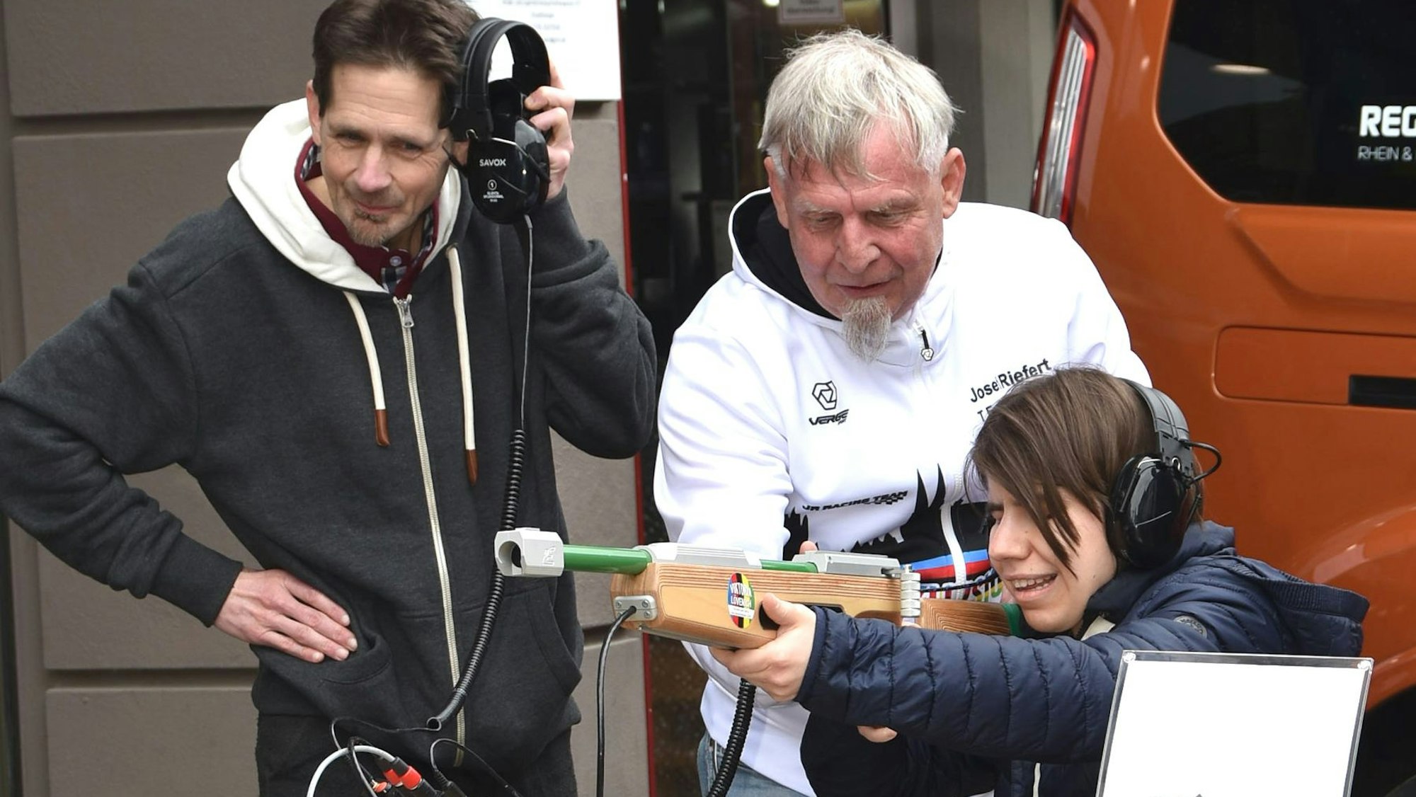 Melissa Geray testete unterstützt von Josef Riefert, die akustische Schießanlage für das Inklusions-Biathlon.