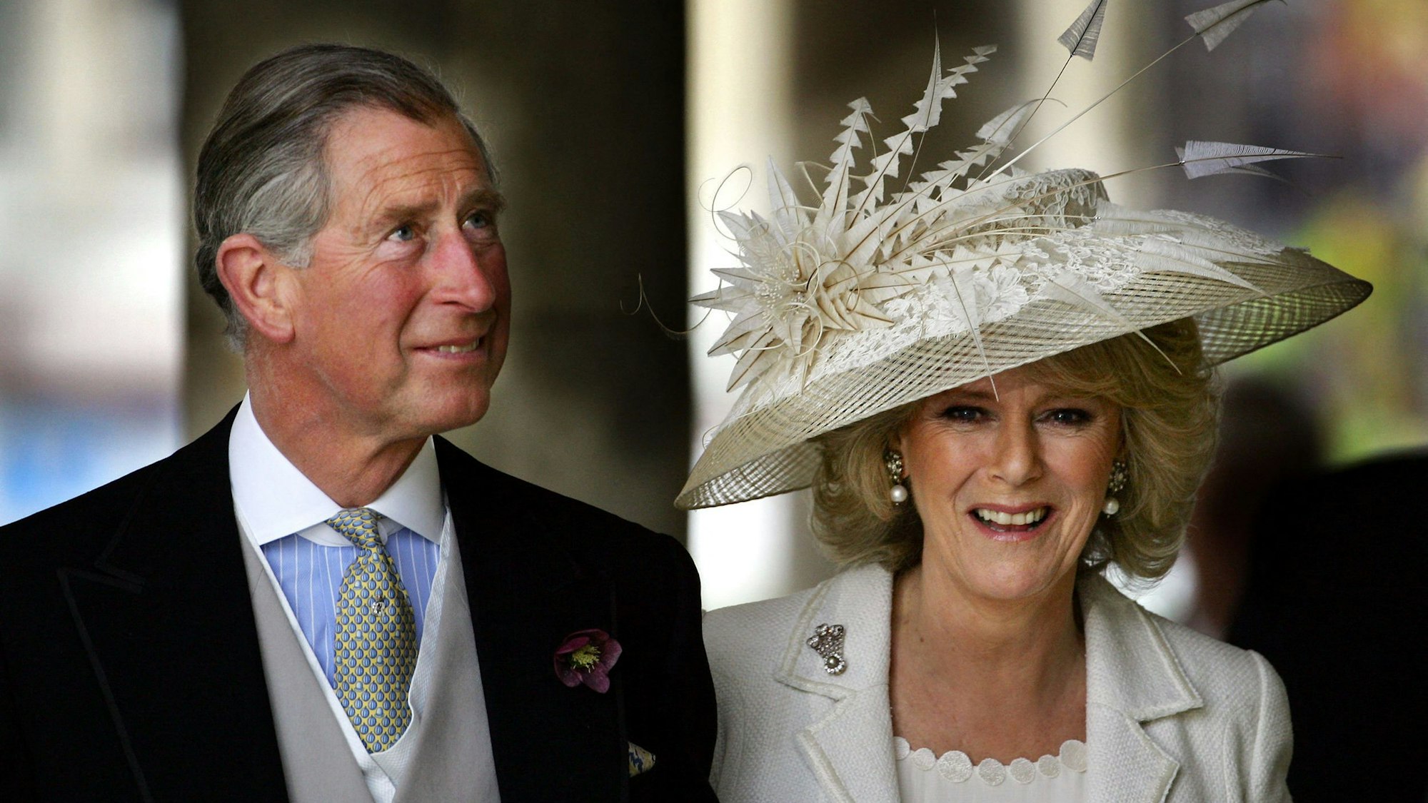 Charles und Camilla verlassen die Guildhall in Windsor.