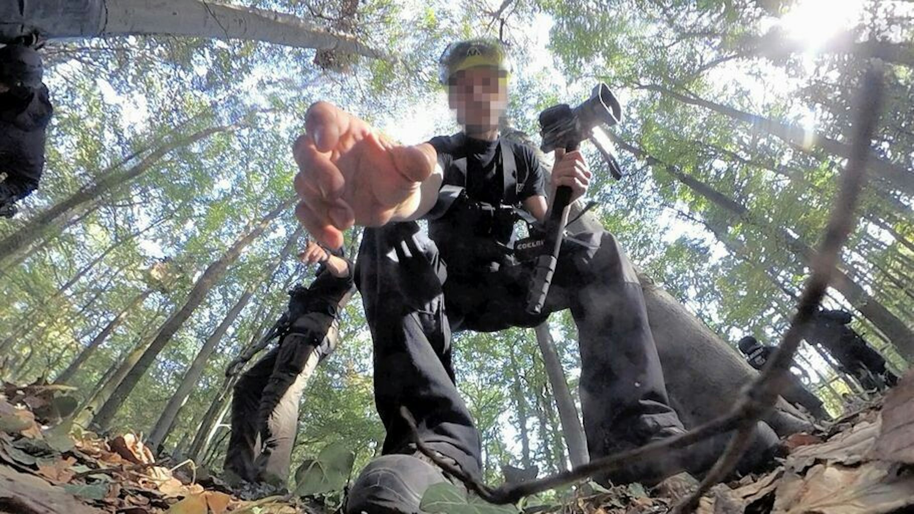 Gepixelter Mann im Hambacher Forst, er hält eine Kamera in der Hand. Ausschnitt aus der Doku "Vergiss Meyn nicht"