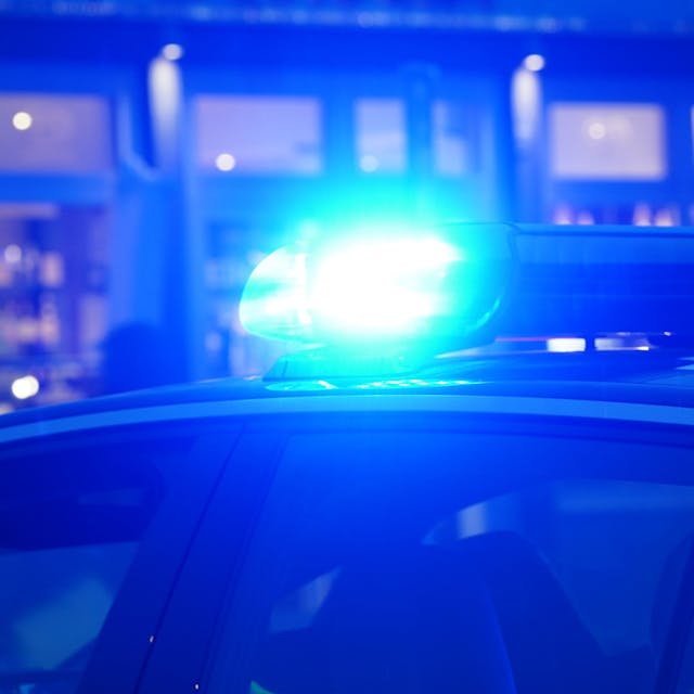 Ein Streifenwagen der Polizei steht mit eingeschaltetem Blaulicht an einem Einsatzort (Symbolfoto).