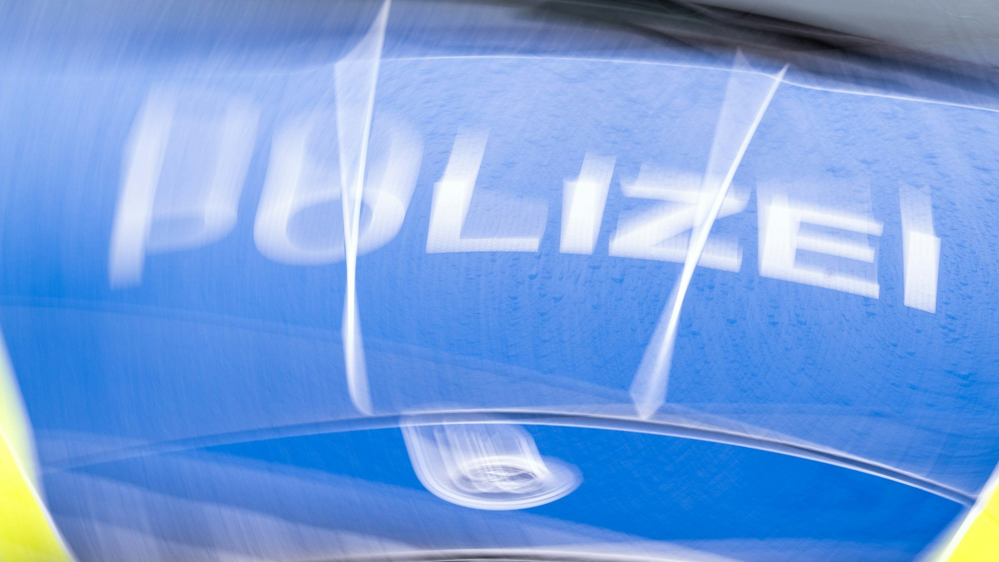 Der Schriftzug „Polizei“ auf der Kühlerhaube eines Autos, aufgenommen während einer Verkehrskontrolle.