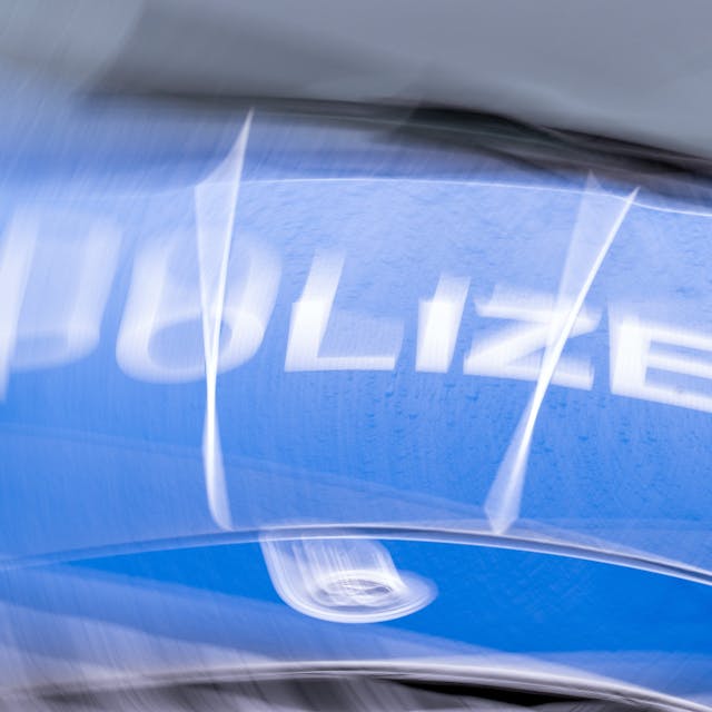Der Schriftzug „Polizei“ auf der Kühlerhaube eines Autos, aufgenommen während einer Verkehrskontrolle.&nbsp;