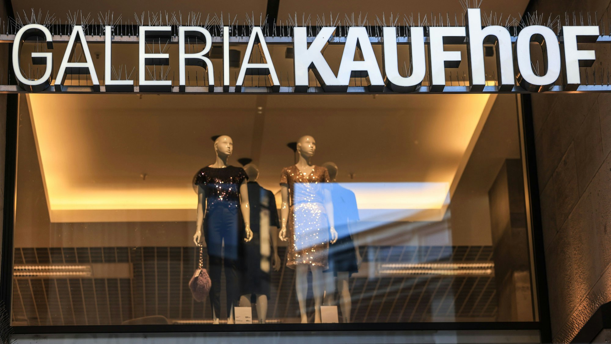 "Galeria Kaufhof" steht an einem Schaufenster der Filiale der Warenhauskette Galerie Karstadt Kaufhof in Köln.
