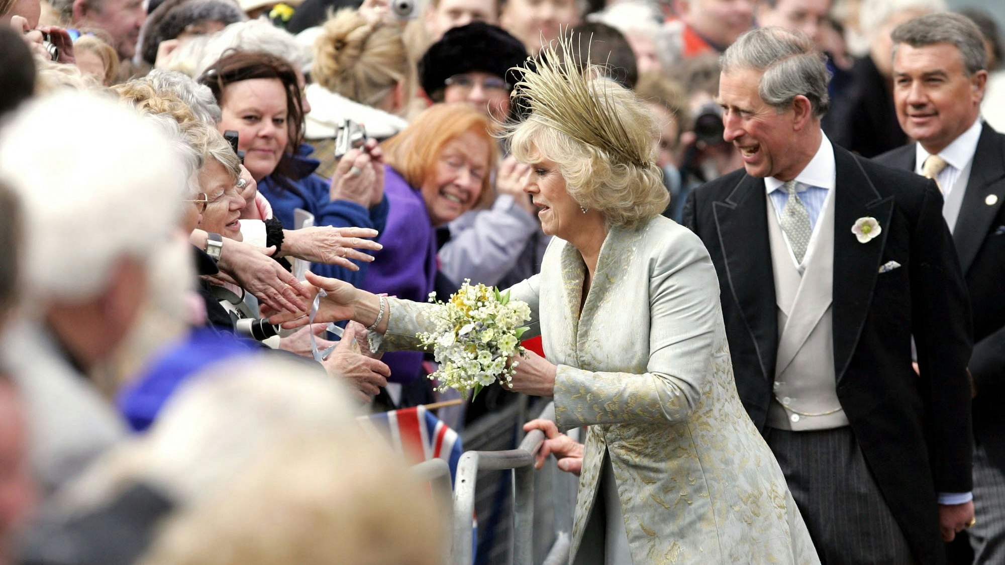 Die Menschen freuen sich mit der Braut Camilla.
