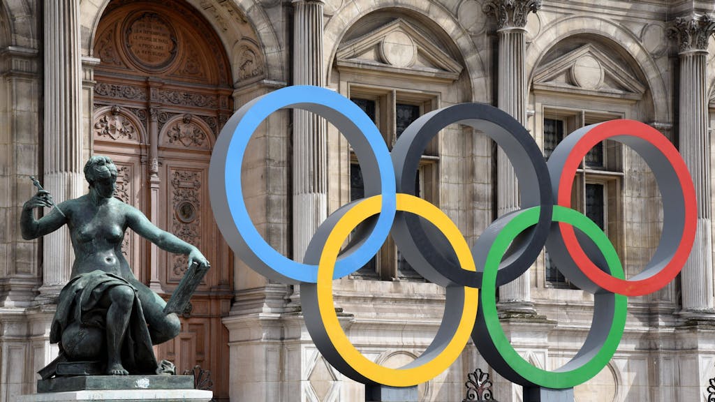 Die olympischen Ringe vor der Stadthalle in Paris