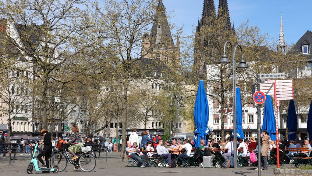Am 6. April 2024 wurde in Köln ein Wetter-Rekord aufgestellt. Das Foto zeigt die Außengastronomie am Heumarkt.




