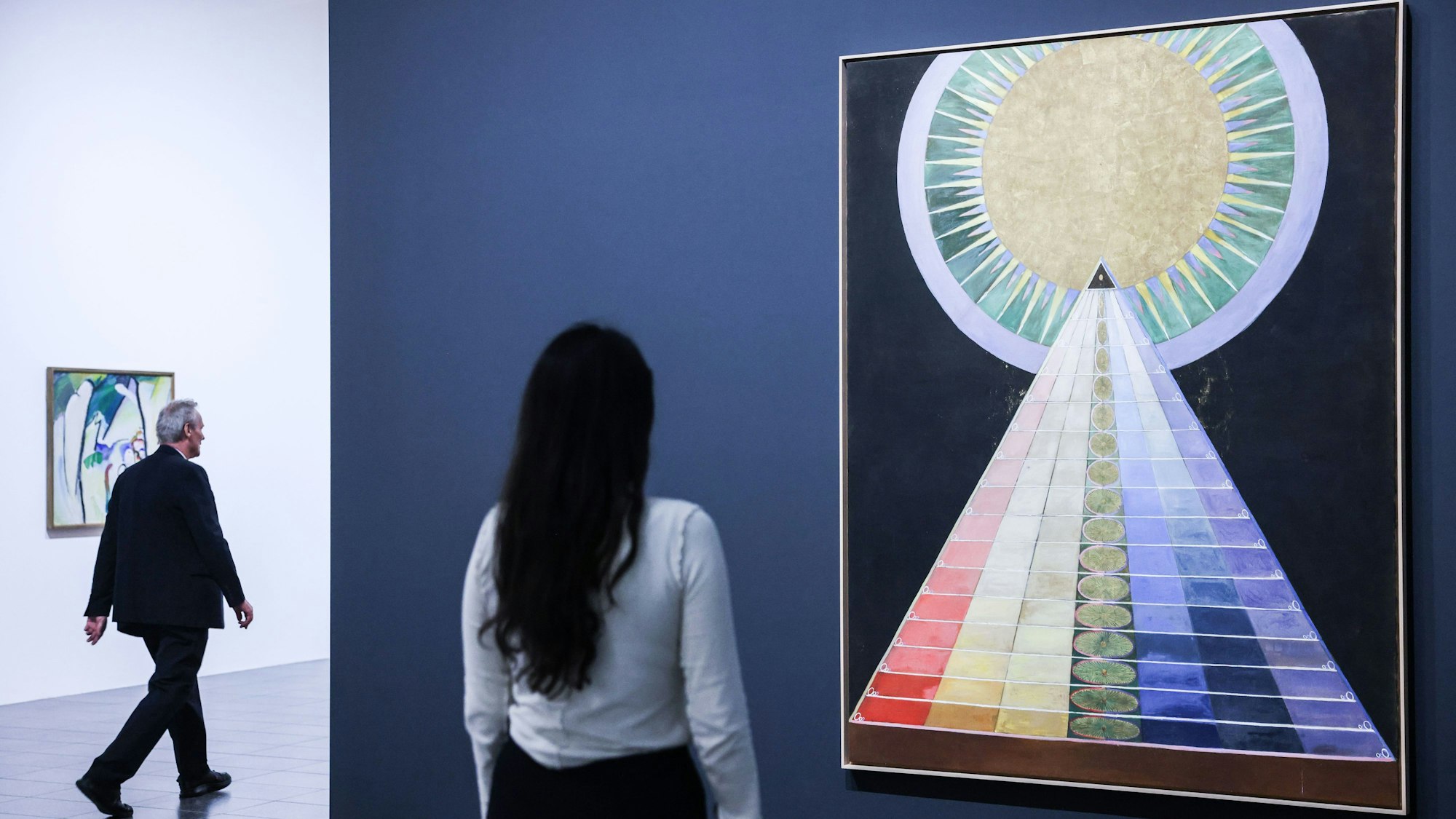 Eine Ausstellungsbesucherin betrachtet das Gemälde Altarbild·von Hilma af Klint in der Ausstellung „Hilma af Klint und Wassily Kandinsky“ in der Kunstsammlung in Düsseldorf.