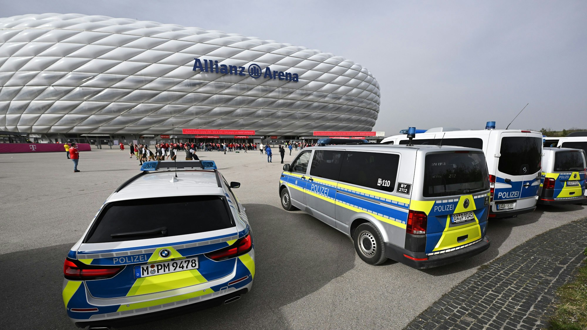 Mehrere Fahrzeuge der Polizei stehen vor dem Eingang der Münchener Allianz Arena.