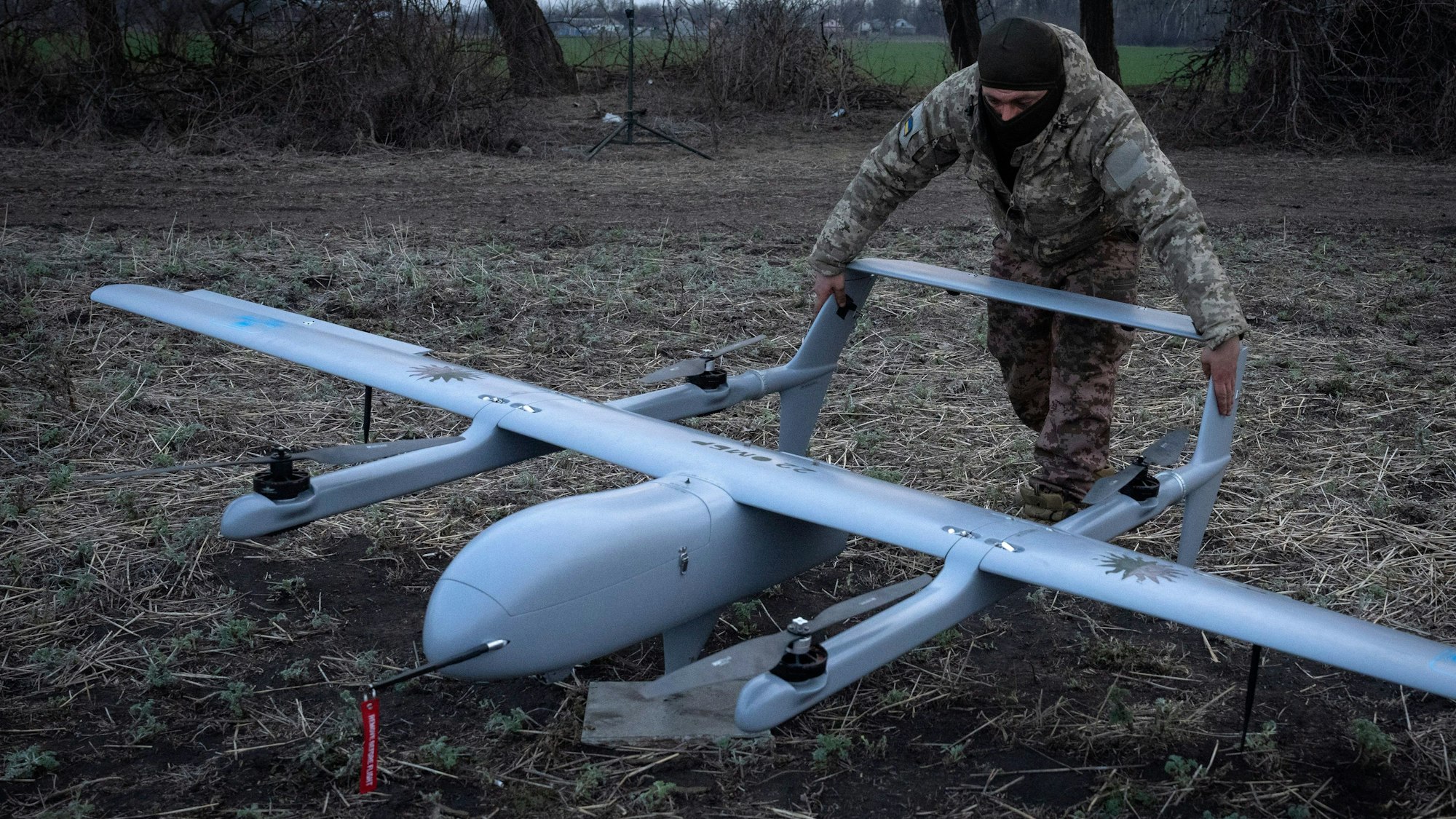 Ein ukrainischer Soldat bereitet den Start einer Mittelstrecken-Drohne Poseidon H10 an der Front in der Region Donezk vor.