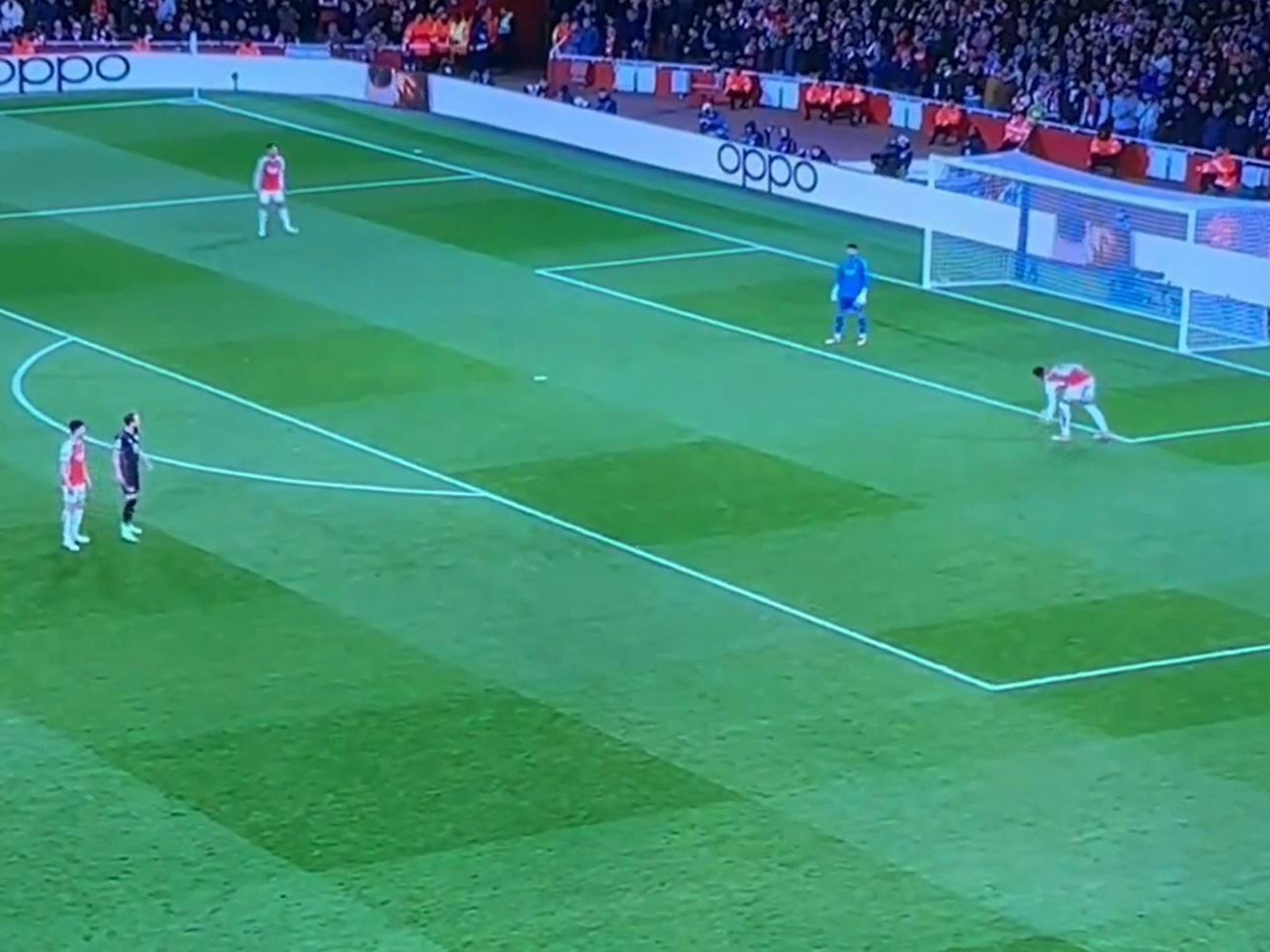 Arsenal-Profi Gabriel nimmt den Ball nach einem Abstoß mit der Hand auf.
